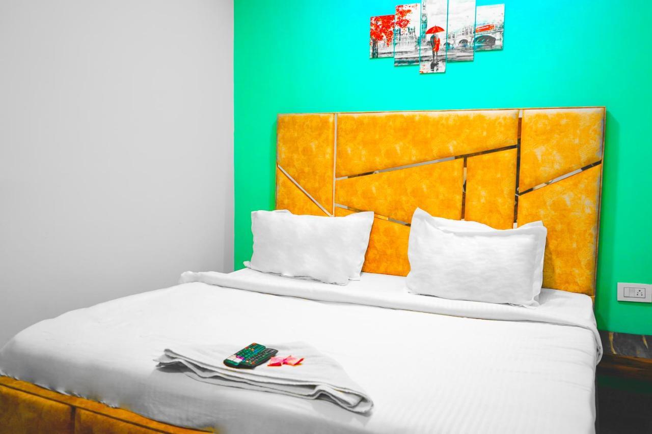 Roomshala 062 Ms Residency-azadpur Metro Station 3*