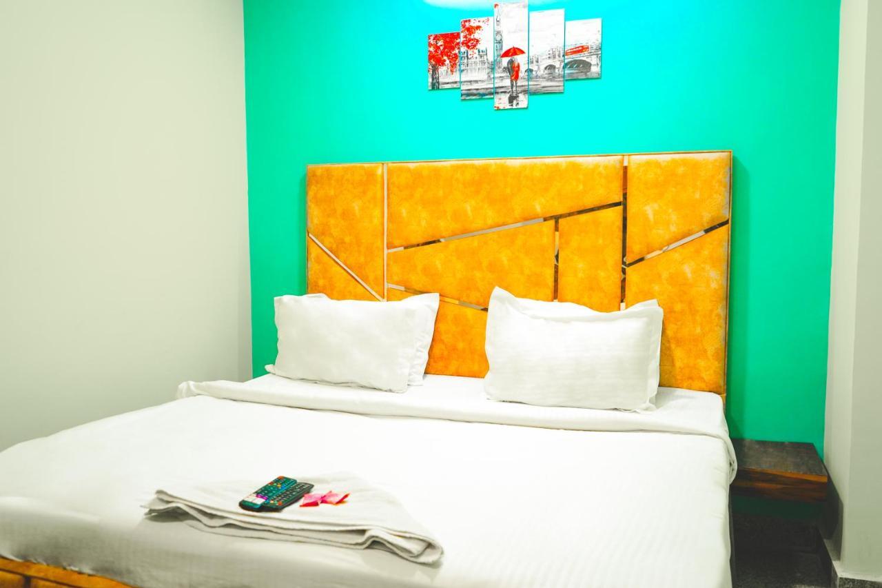 Hotel Roomshala 062 Ms Residency-azadpur Metro Station 3*