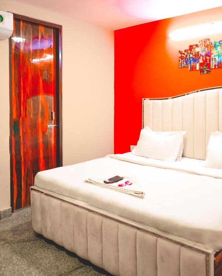 Roomshala 062 Ms Residency-azadpur Metro Station 3*