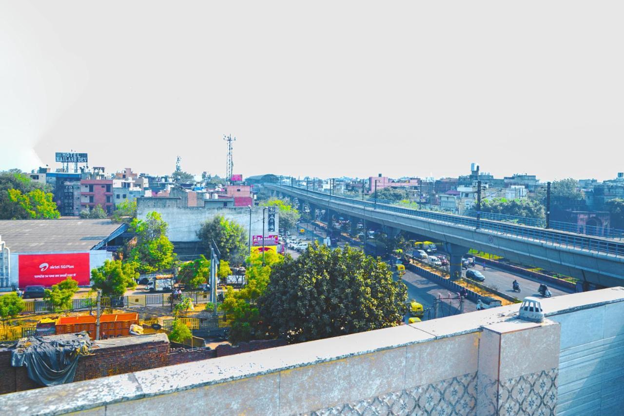 Roomshala 062 Ms Residency-azadpur Metro Station