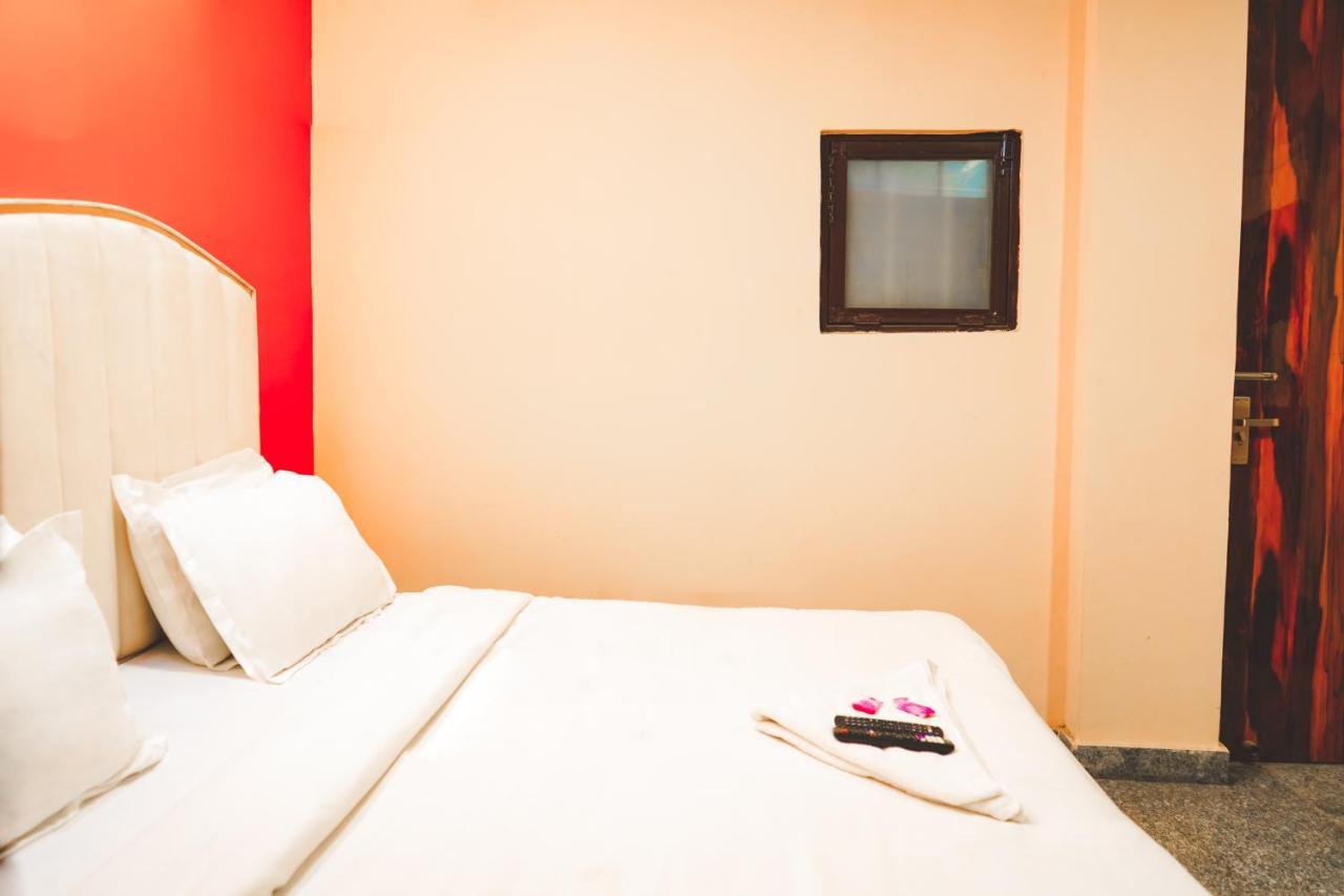 Hotel Roomshala 062 Ms Residency-azadpur Metro Station