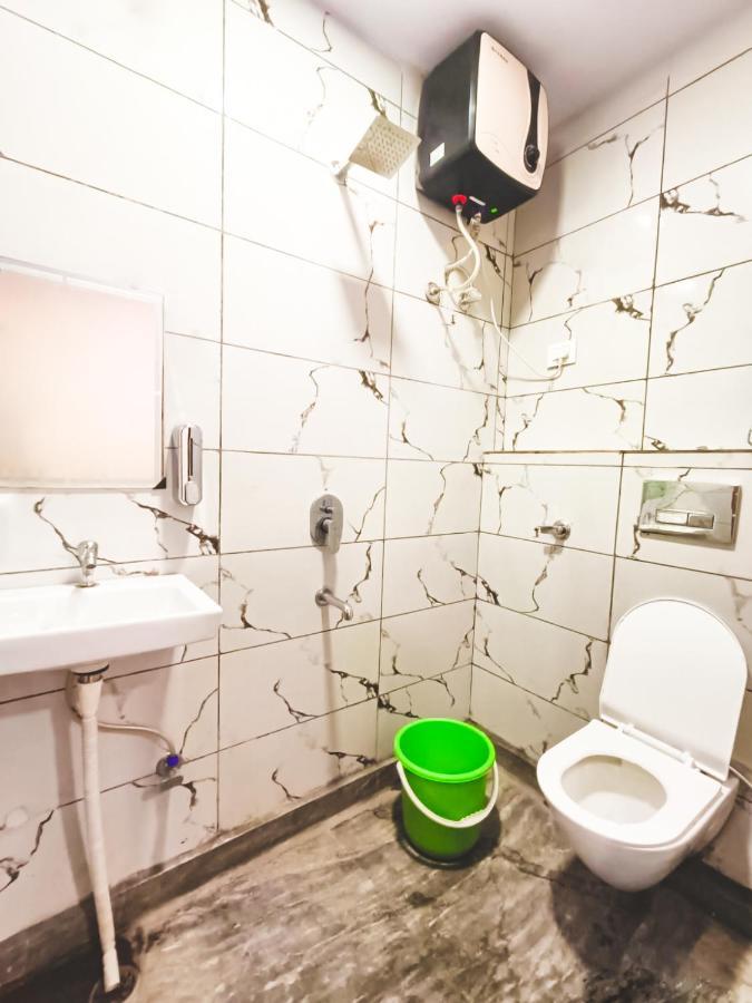 Roomshala 062 Ms Residency-azadpur Metro Station