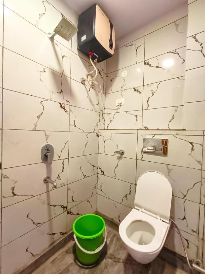 Roomshala 062 Ms Residency-azadpur Metro Station Hotel