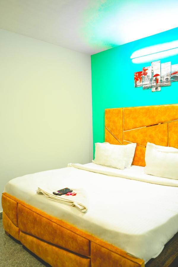 Roomshala 062 Ms Residency-azadpur Metro Station Hotel 3*